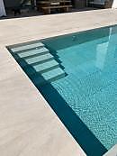 PISCINA DESBORDANTE REVESTIDA CON PORCELÁNICO